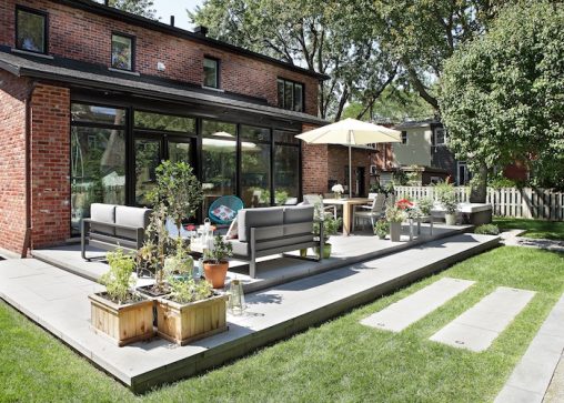 Aménagement d'une terrasse arrière en pavé avec zones repas et relaxation