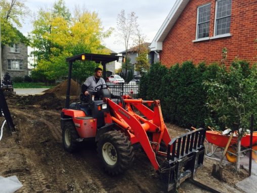 Ouvrier dans un tracteur lors d'une excavation