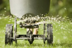 Chariot de traitement de la pelouse