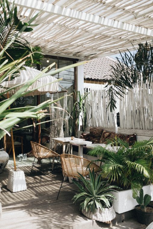 Pergola faite avec des tiges de bambou blanches et des plantes vertes