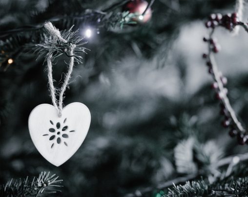 Décoration de Noël en forme de coeur accrochée sur un sapin