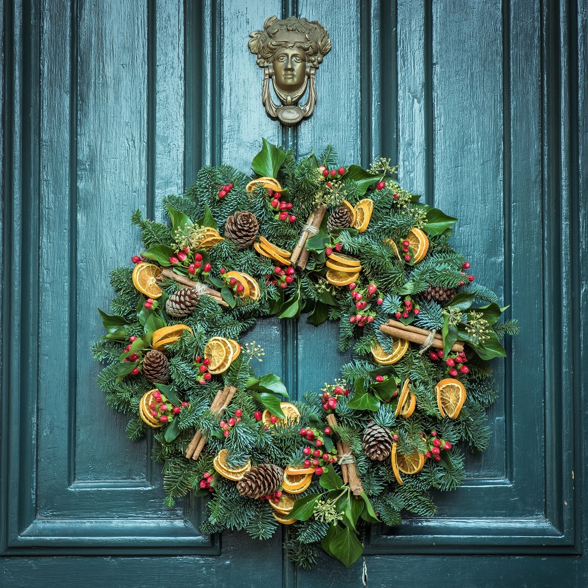 Couronne de Noël sur une porte bleue.