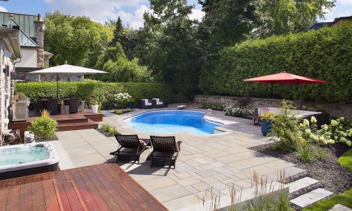 Cour arrière avec piscine, spa et coin détente