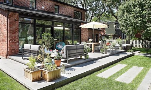 Aménagement d'une terrasse arrière en pavé avec zones repas et relaxation