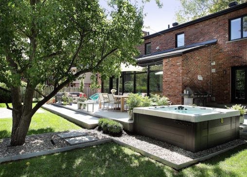 Aménagement d'un spa extérieur avec terrasse en pavé