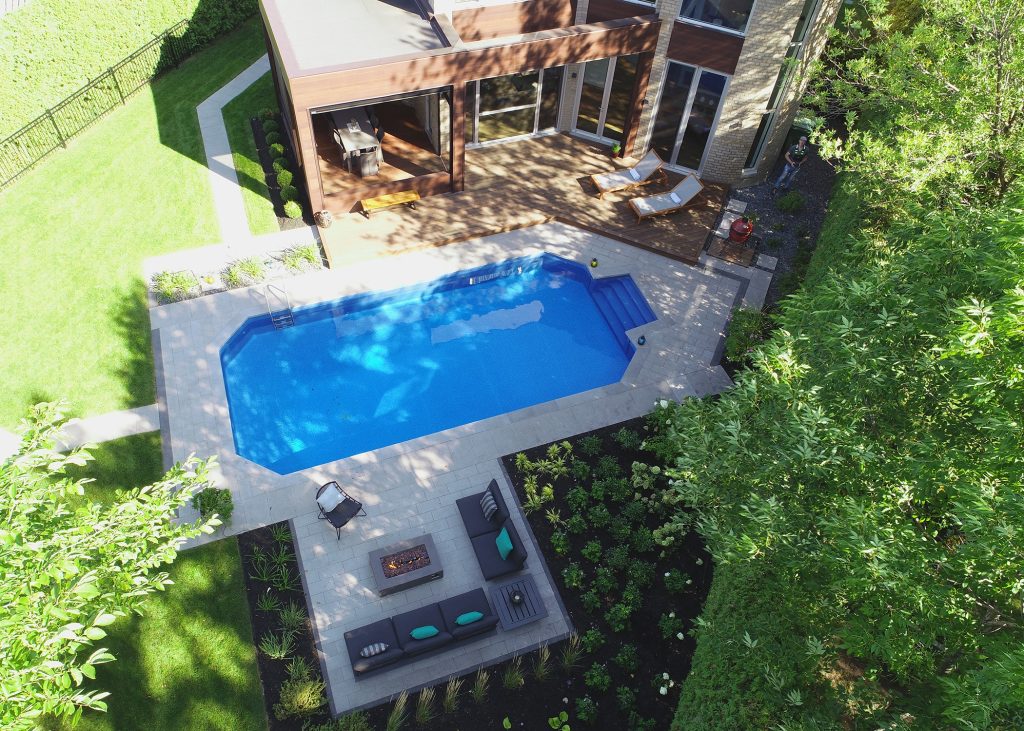 Piscine et aménagement paysager vu à vol d'oiseau