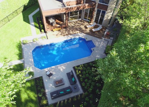 Aménagement d'une cour avec piscine et espace foyer