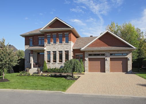 Aménagement paysager de l'avant d'une maison: plates-bandes et entrée de garage