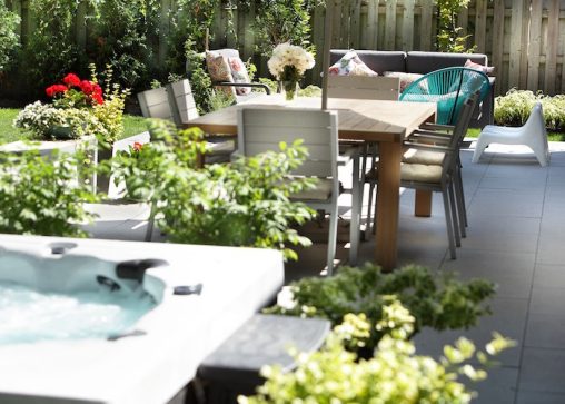 Table à manger extérieure sur une terrasse en pavé