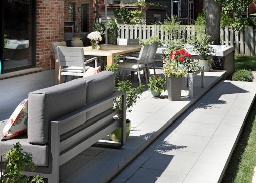 Terrasse en pavé uni avec espace pour manger et sofa