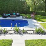 Aménagement paysager autour d'une piscine creusée et espace foyer