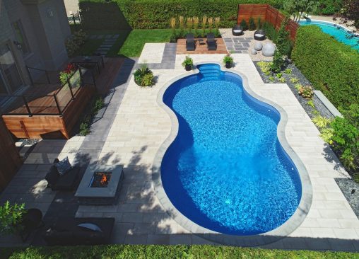 Piscine et aménagement paysager vus de haut