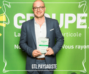 Gabriel Tougas-Leclerc qui reçoit le prix Groupex pour G.T.L. Paysagiste