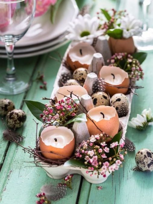 Décoration de table avec des oeufs porte-chandelles et des fleurs