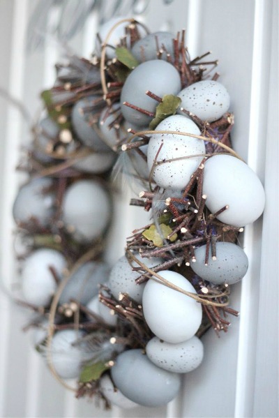 Couronne de Pâques agrémentée d'oeufs gris