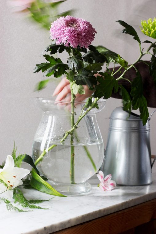 Fleur rose dans un vase transparent