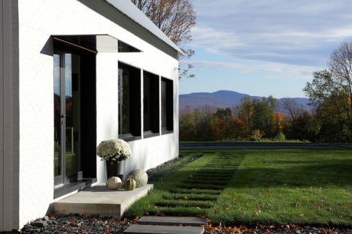 Devanture d'une maison avec pas japonais et fleurs en pot