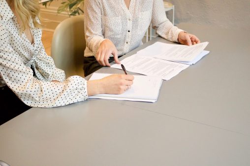 Deux femmes signant des documents