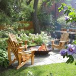 Espace foyer avec chaises Adirondack entouré de plantes