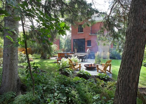 Espace foyer avec chaises Adirondack entouré de plantes