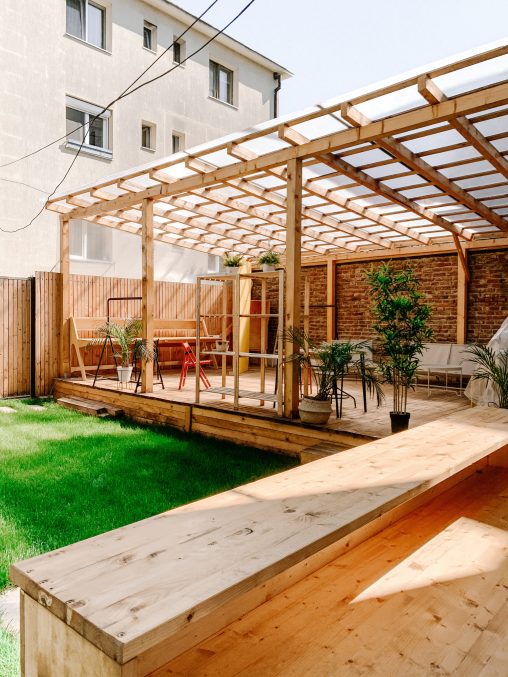 Créer une Toiture Naturelle pour votre Pergola en Bois avec 9 Plantes  Grimpantes