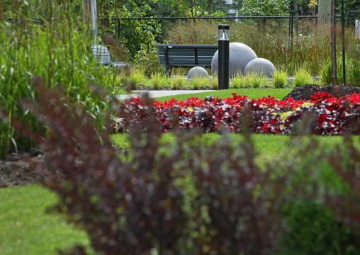 Aménagement paysager du terrain d'une tour à condo