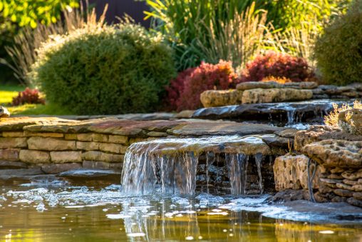 Fontaine solaire : 5 modèles à placer dans votre jardin