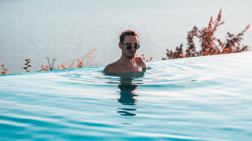 Homme dans une piscine à débordement / Infinity pool